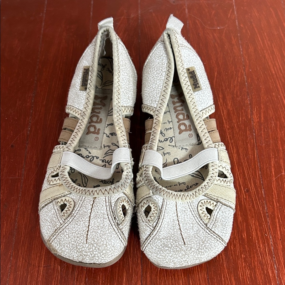 Mudd Kids Shoes in Cream and Tan